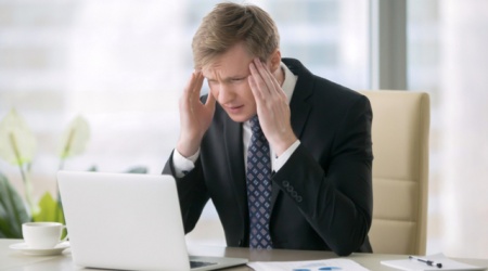 What are the first signs of business cash flow problems?